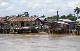 793_huizen langs rivier in een kustplaatsje, Noord-Sarawak